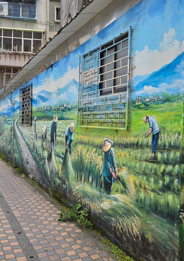 人家是「採菊東籬下，悠然見南山。」 > 我是「彎腰水田裡，唉呀我的腰！」