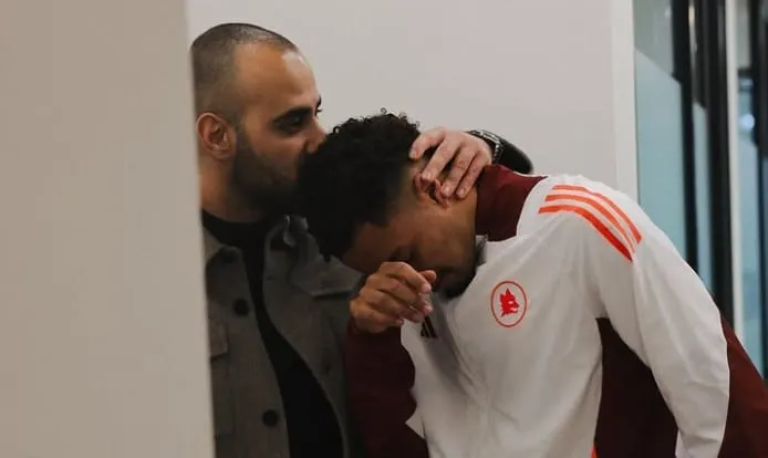 簽約後激動落淚的倫施