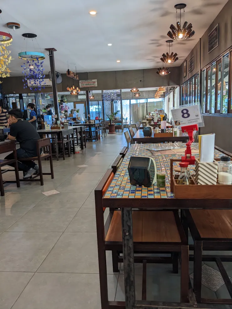 乾淨舒適的店面，有冷氣(重點)