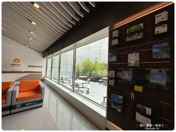 館內的落地窗視野很舒服。