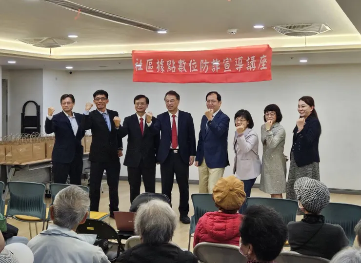 衛福部社會及家庭署周道君署長(右四)、臺北市政府社會局鄭文惠副局長(右三)、紅心字會許雅青副秘書長(右二)、中華電信台北營運處蘇振乾總經理(左四)、台北營運處戴國欽副總經理(左三)等貴賓共同宣誓反詐決心