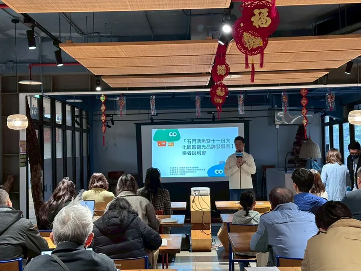 桃園市觀光發展基金會陳信守副執行長向在地業者說明計畫內容。圖/桃園市觀光發展基金會提供