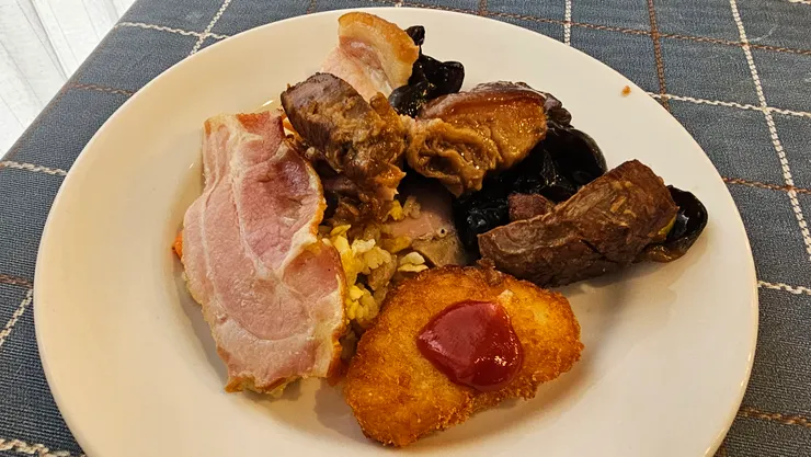 高雄圓山早餐的培根口感很軟嫩!不會烤到太硬太焦!是我和老爸都很愛的口感!不會塞牙縫!