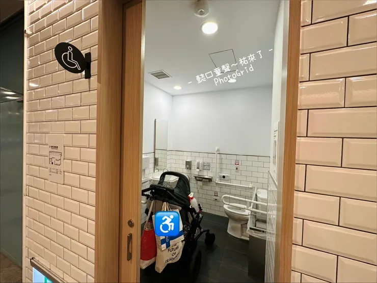 無障礙廁所上可解決我家祐哥的生理需求。某次造訪剛好遇上拉肚子，真的幸好。