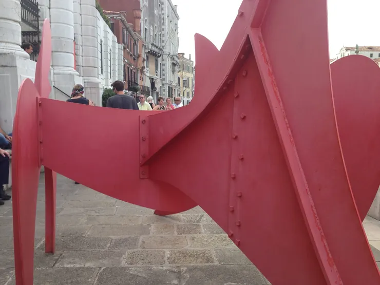 美國動態雕塑家亞歷山大·考爾德的《The Cow》就駐立在大運河畔