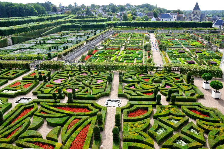 【憑欄俯瞰純粹幾何與對稱的繽紛 樹籬線切割視野又提供憩息涼陰 羅亞爾河水環護城樓兼滋養花木 文藝復興風格融合了自然與人文。從2樓平台俯瞰花園。】