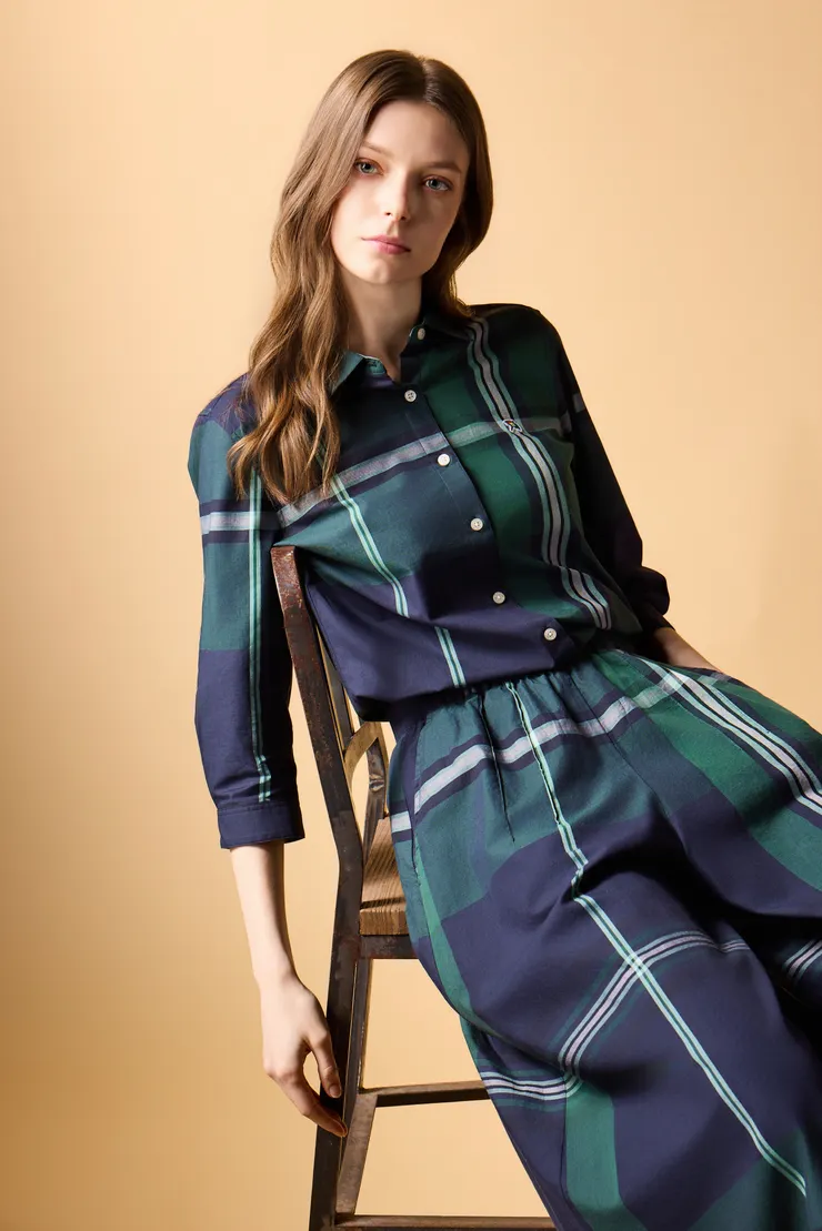 「經典傳承」系列致敬品牌原色，將深藍與沉穩綠色透過現代剪裁重新演繹