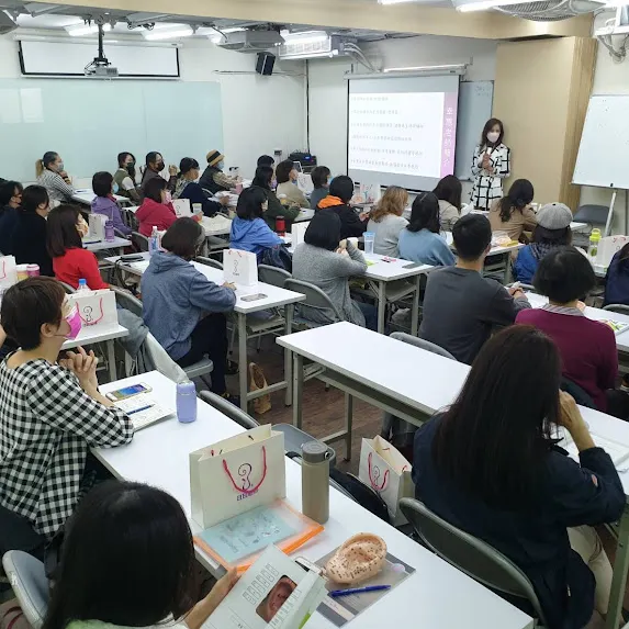 台北50~100人場地租借推薦二｜台北忠孝復興微風503教室 