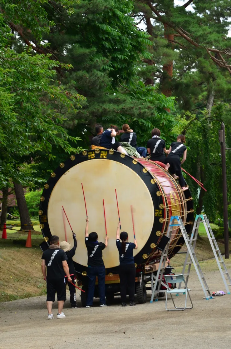 弘前公園巧遇練習大鼓的群眾