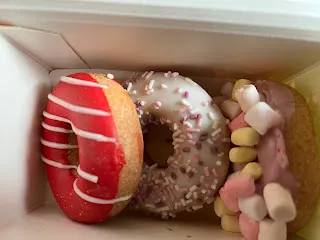 如果選擇將資金配置在債券,這表示也同時失去了在股市賺價差的可能性。以結果而言,股市的波動比較大,能順利從中賺取價差的話,當然是獲利較豐。因此,如果願意承擔較大風險,那就繼續買進相對低點的個股,期待到時上漲的幅度能夠帶來豐富的報酬。