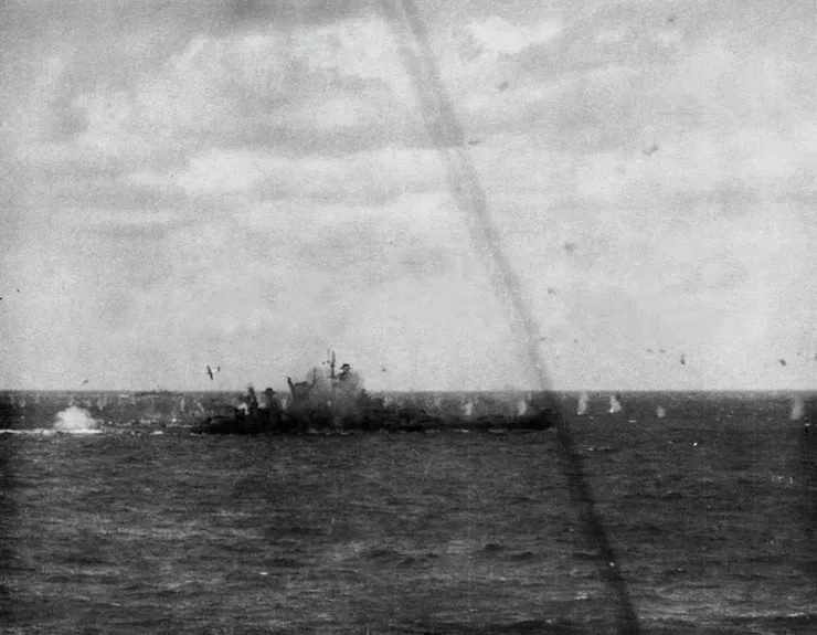 1945年，關島號遭受日本神風特攻隊攻擊。