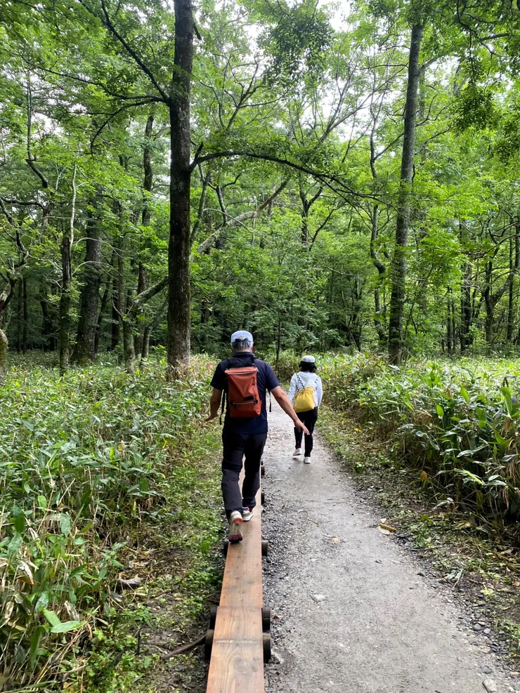 訓練平衡的日本夫婦，後來太太先放棄了，但先生仍繼續，身體左右擺盪為保持平衡