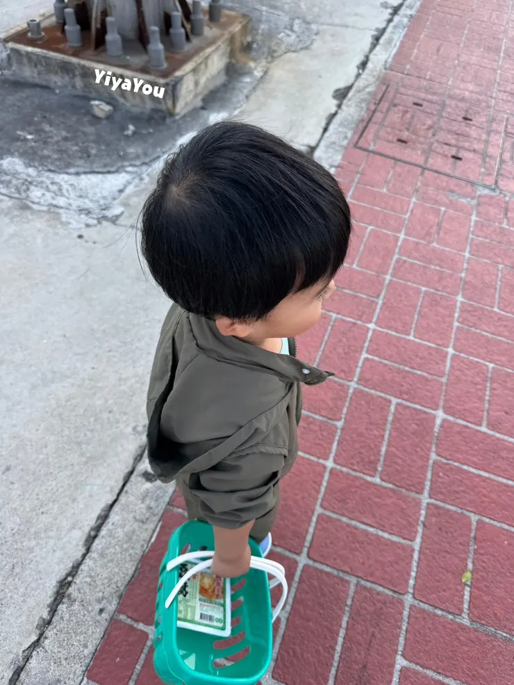帶他去全聯採購時,給他一個小籃子,可以增加他乖乖跟著我在裡頭採購的時間。只是能幫忙提的東西幫助不大(笑)