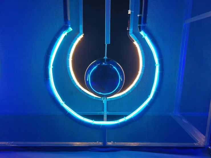 仰望金屬球下擺 / 資料來源：我自己