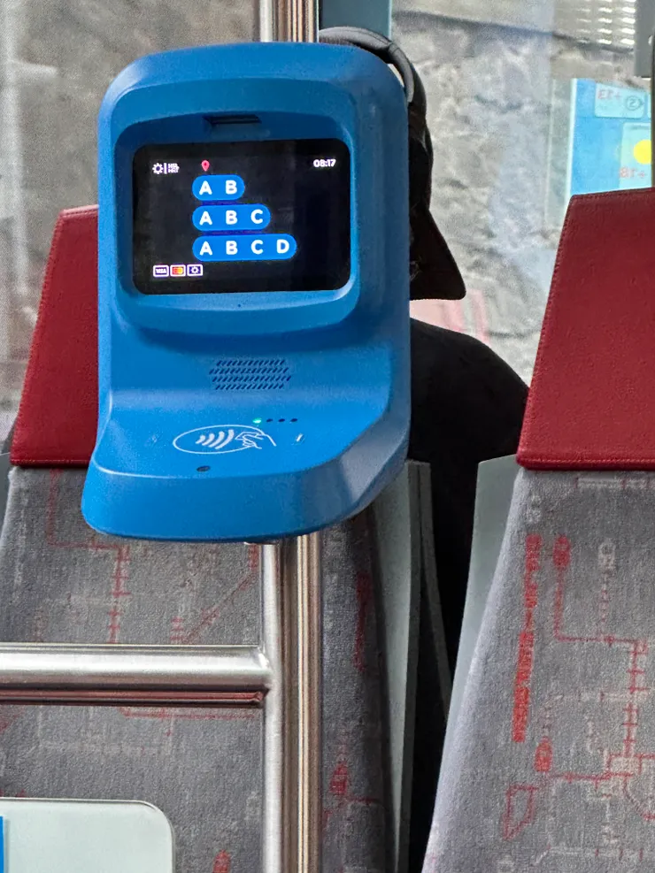 公車的刷票機，類似悠遊卡功能