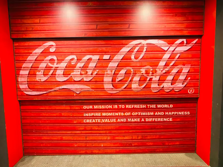 可口可樂的彩繪鐵門