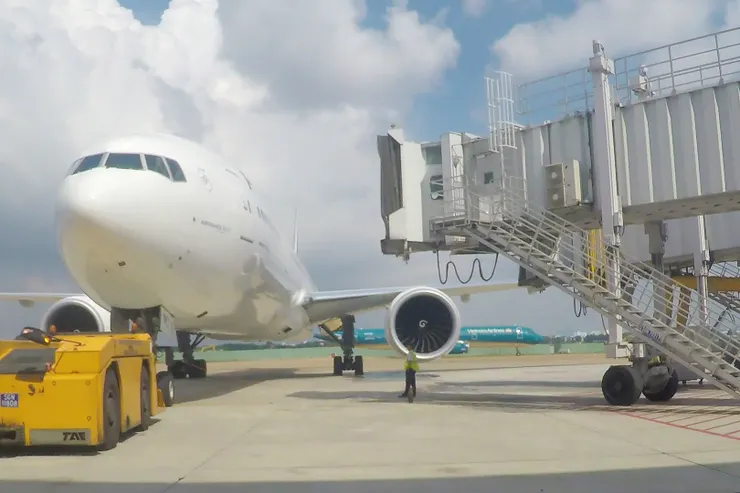 ▲機場,停機坪,地勤,行李,地勤人員,空橋,機場地勤, 機坪服務人員,地勤車輛。(圖/記者謝婷婷攝)