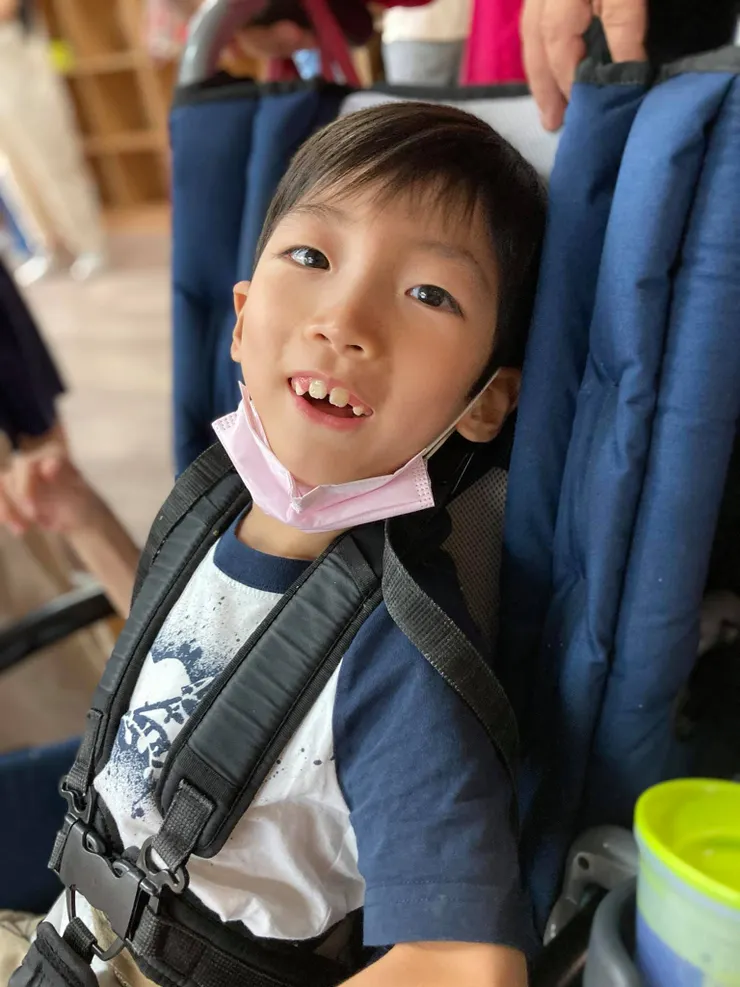 當天陪弟弟參與幼兒園雞蛋糕活動的開心祐。〔2020〕〕