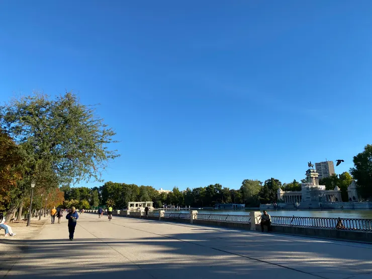 有運動的人們，還有現場演奏（背景音樂）
