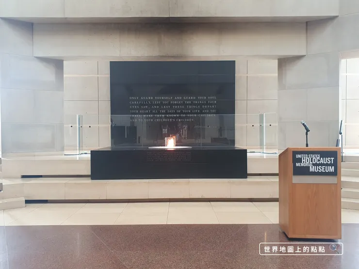 紀念廳，火焰之下聚集從歐洲各個集中營、猶太人聚落所收集來的土壤