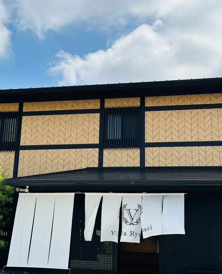 門口飄揚的布幔!