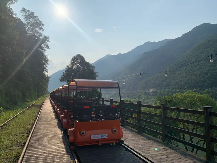 騎到終點，大家把車停放好。