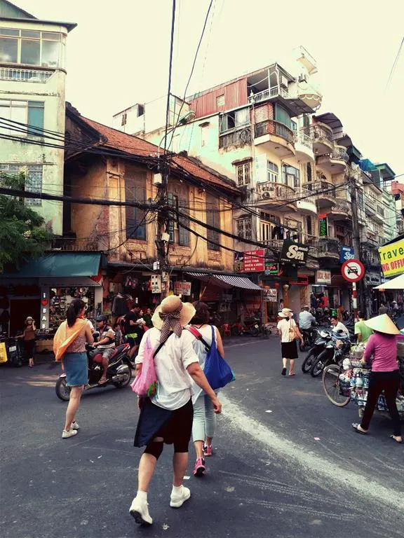 用步伐移動，揮汗切入當地生活