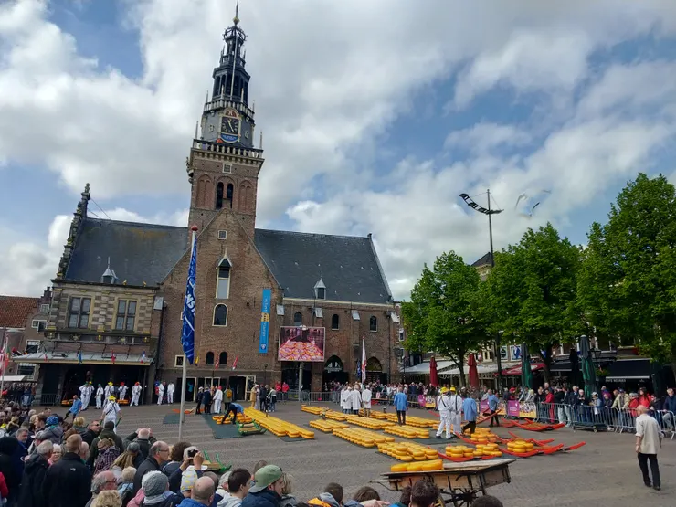 起司市集前廣場擠滿了人