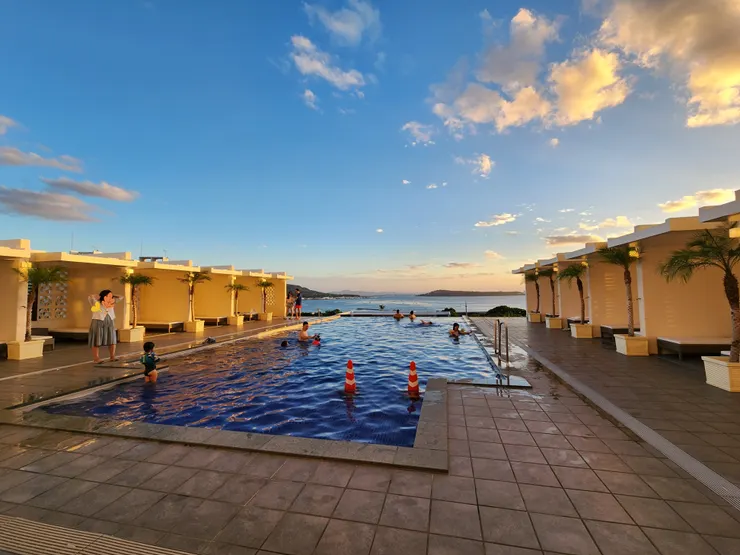 極美的無邊際泳池,趁日落時來拍個照