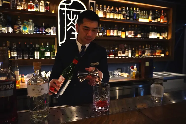 Shawn 調製 Negroni的過程。此時正在倒入 Sweet Vermouth