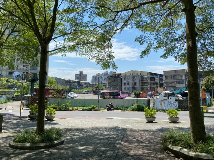 文山景美運動公園及正對面停車場為「義芳化學工廠」舊址