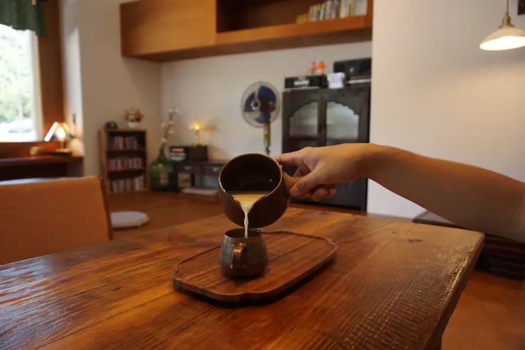 看著奶茶慢慢流入鍋中，超療癒的啦