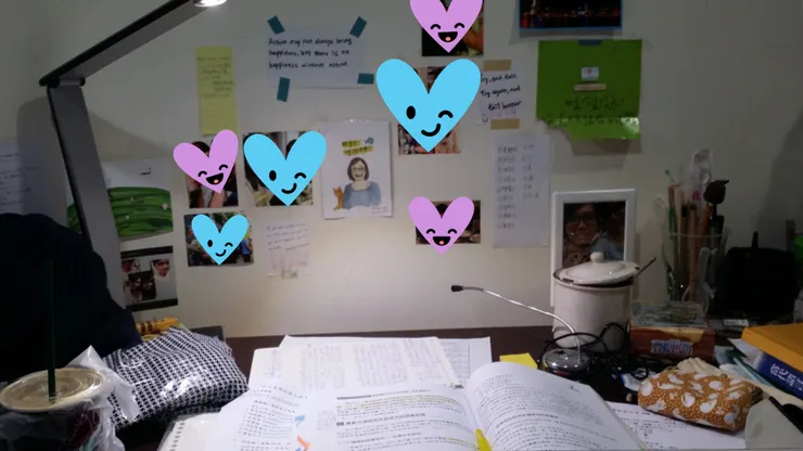 散亂的講義、一大堆雞湯句子和複數的咖啡杯應該是考生的標準桌面吧