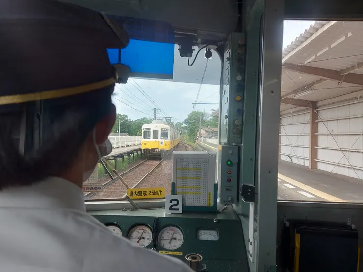 在車長室後方看對向來車