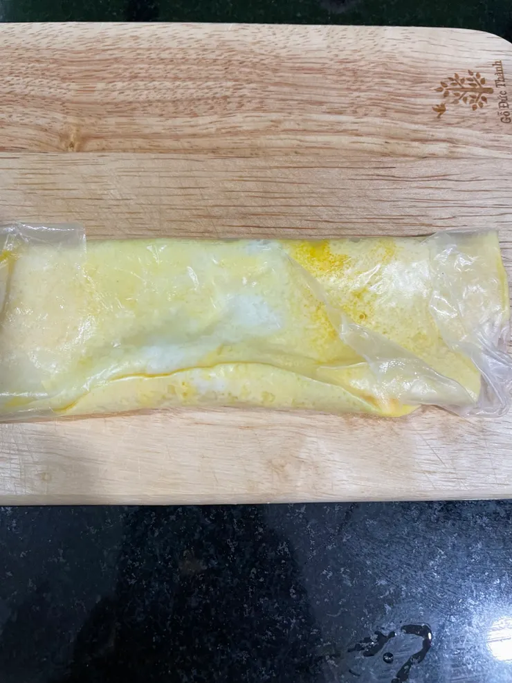 米紙和蛋皮包成長條形