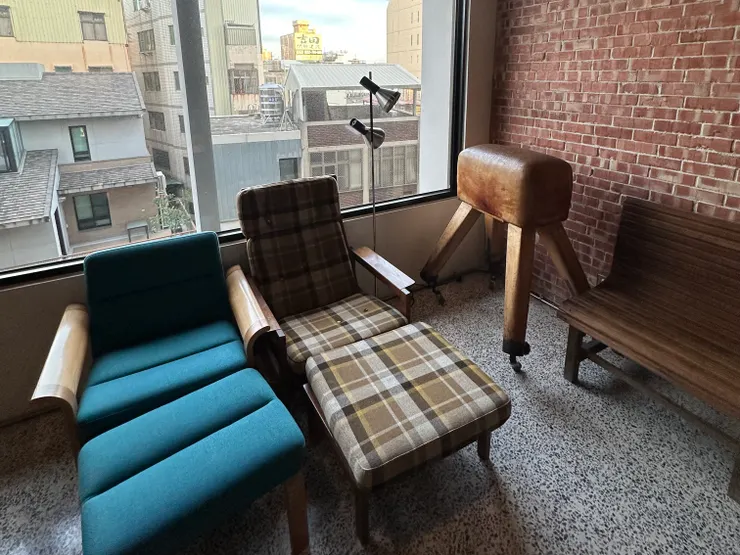 位於床位同層也有休憩空間,非常悠閒!