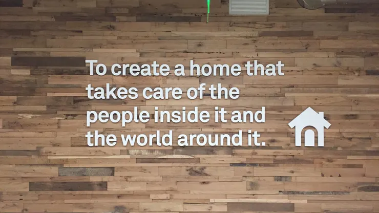 這是寫在 Nest Labs 牆上的願景「To create a home that takes care of the people inside it and the world around it.」。Felix  提供。