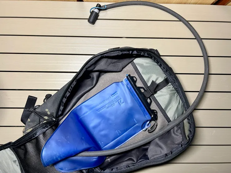 都有預留可以裝水袋的位置