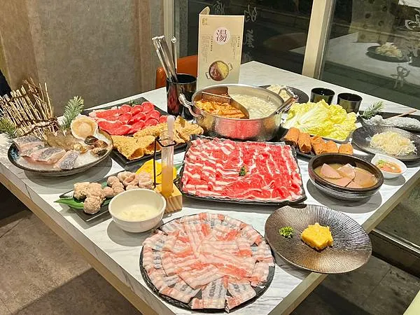 +（內湖火鍋）騰爐酸菜白肉鍋～特製酸菜白肉鍋Ｘ正宗川味麻辣鍋