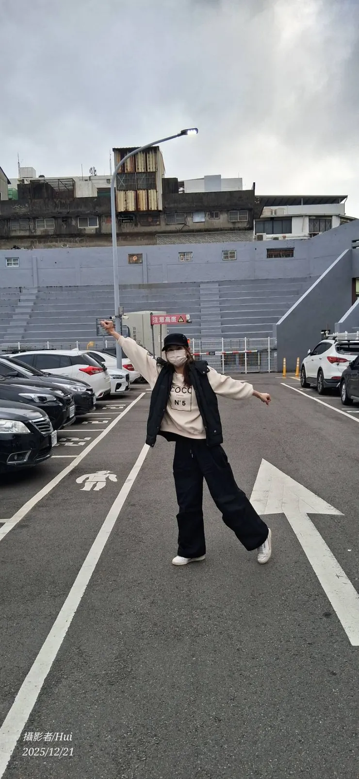 這不是一張宣告自由的照片， 也不是重生的瞬間。 只是某一天， 我站在箭頭上， 發現自己不再原地打轉。 我知道方向了。 這樣就夠了。