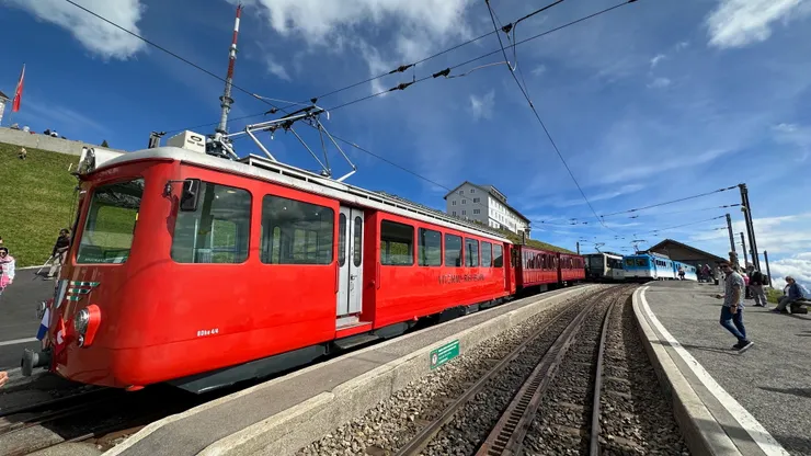 新的瑞吉山列車（Rigi Railway）已有多節車廂可運送更多旅客