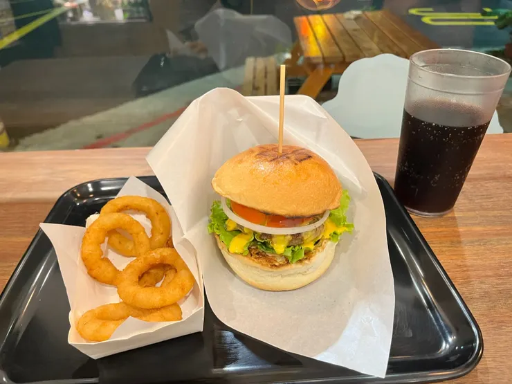 洋蔥圈+牛肉起司漢堡+可樂，這樣才269比之前那家划算多了。