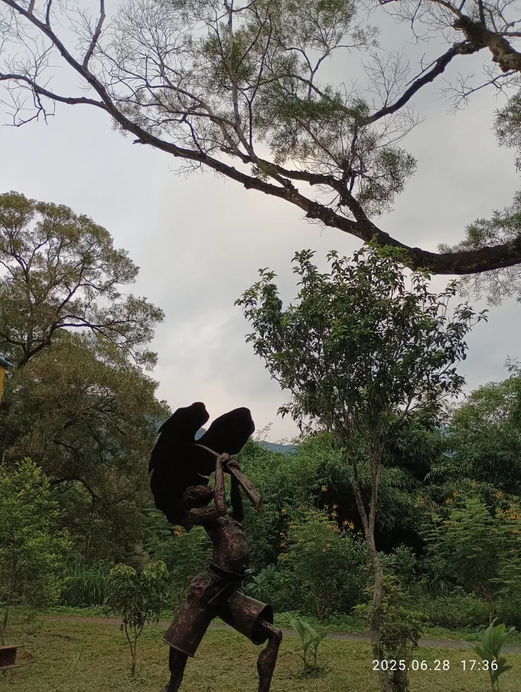 看見這座雕像才知新威苗圃那座相同較小的出自我路經的原民創作者之手