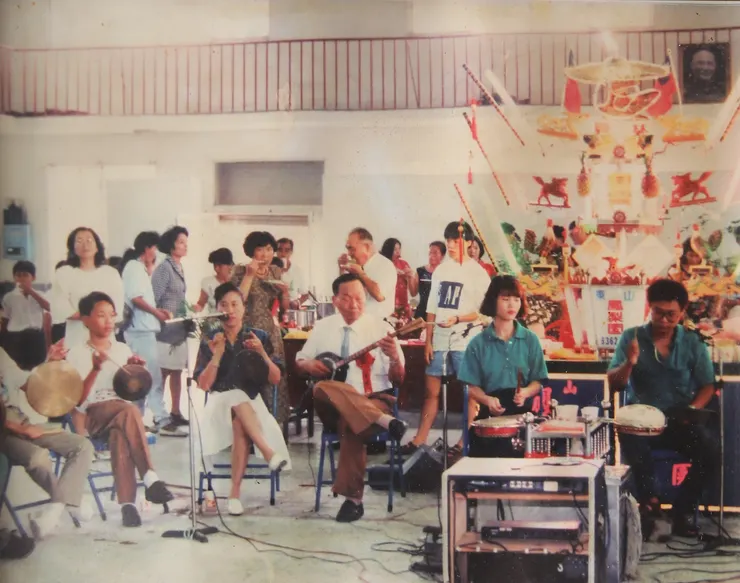 攝於1990年代的鳳梨園演出照片,可看到樂團後方的(取自國家岑畫記憶庫藏品「彰化員林東山鳳梨園文物」)