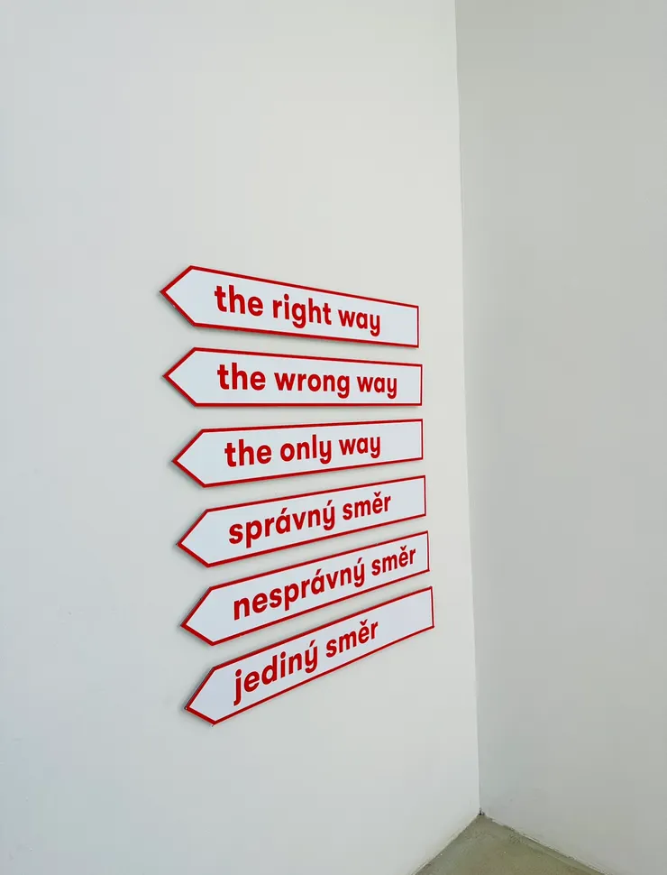 在布拉格DOX美術館看到的有趣方向標