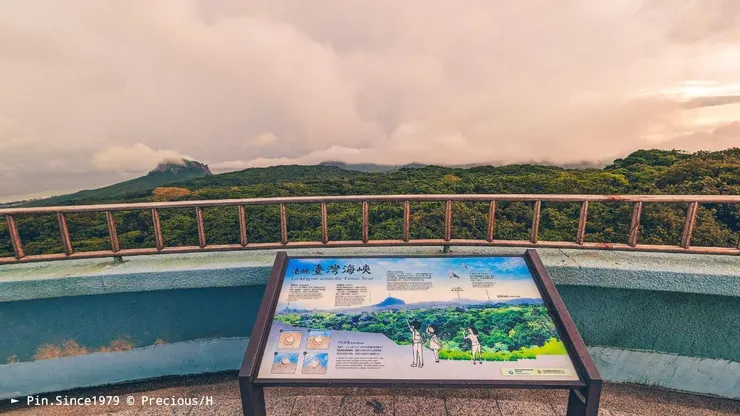 樓頂涼到會冷，面臺灣海峽，天候不佳，可惜了360度環景。