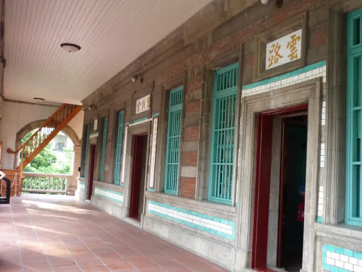 2樓大廳外面走廊,向前通往陽台,右側邊有木梯可上頂樓