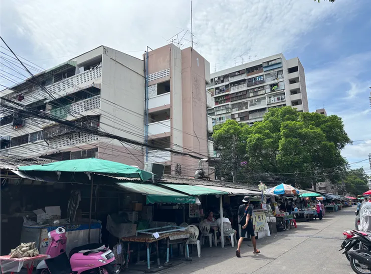 在曼谷市區發現當地國宅外觀跟台北南機場國宅很像