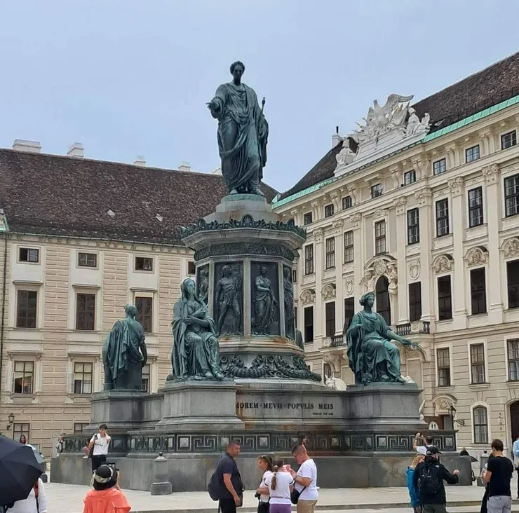 弗朗茨約瑟夫一世雕像，Hofburg