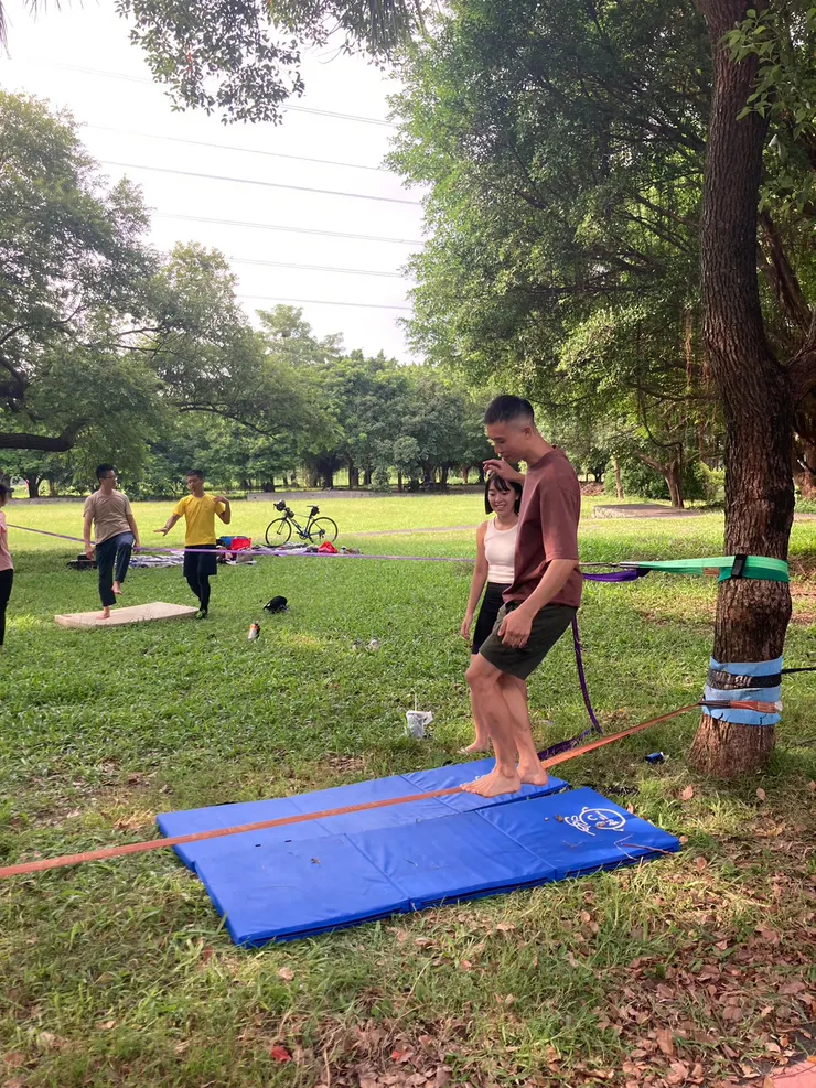 選擇草地、鋪上軟墊,玩起來更放心